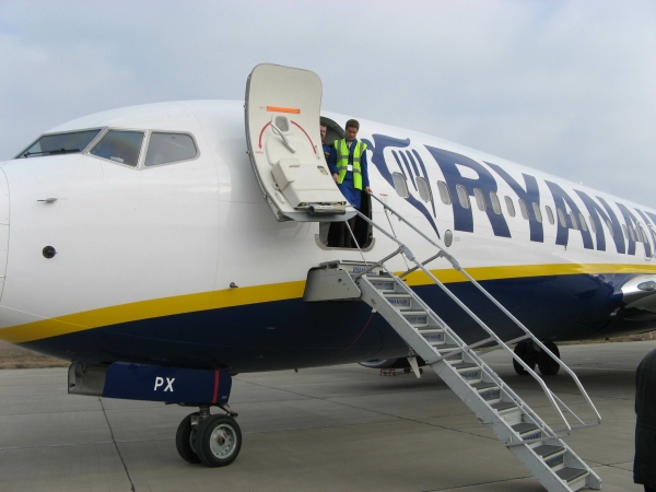 Investigaţii declanşate de CIAS, după ce o aeronavă Ryanair a lovit o baliză la aterizarea pe Otopeni