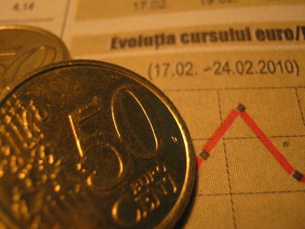 Euro a fost cotat la 4,5632 lei, peste referinţa de ieri