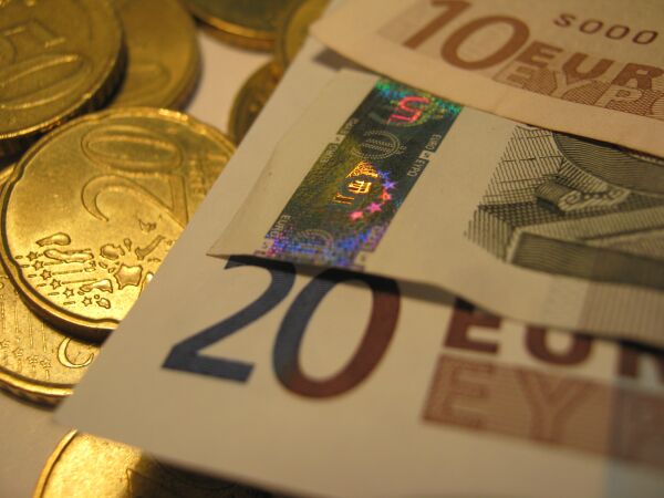 Euro a fost cotat la 4,5881 lei, sub referinţa de vineri