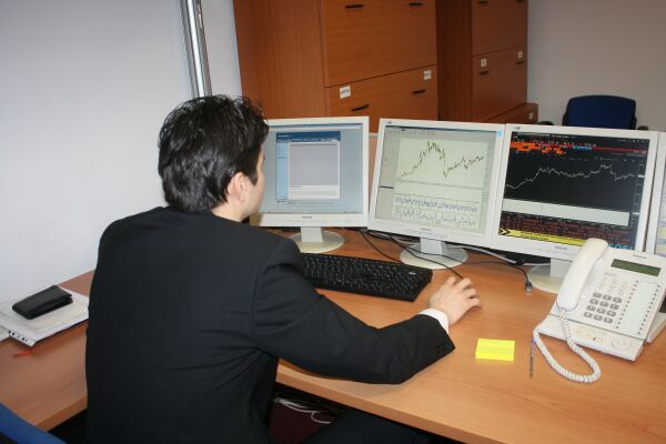 Dow Jones şi S&P/TSX au deschis în scădere