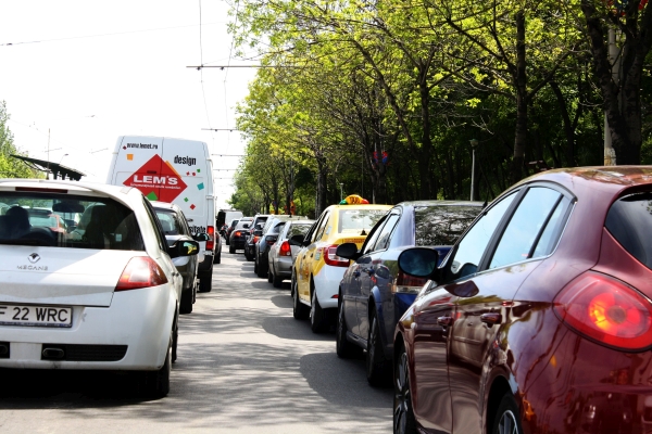 Trafic îngreunat pe A1 din cauza unui camion cu baloţi de paie care a luat foc