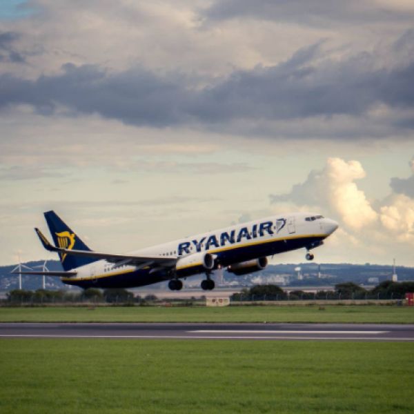 "Ryanair" oferă majorări salariale pentru unii piloţi