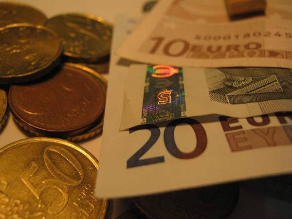 Euro a fost cotat la 4,5921 lei, peste referinţa de ieri