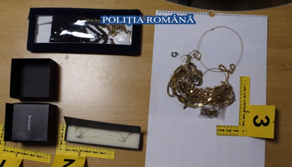 Bijuterii confiscate (Sursa foto: captură Youtube/ Poliţia Română)