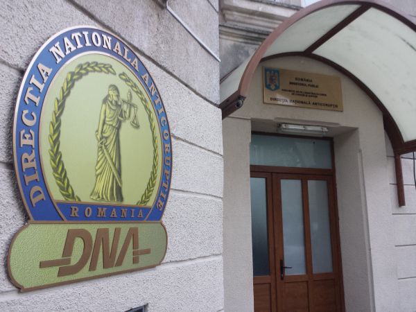 Un număr de nouă persoane, reţinute de DNA pentru înşelăciune şi evaziune fiscală