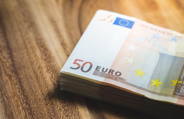 Euro a fost cotat la 4,6332 lei, peste referinţa de vineri