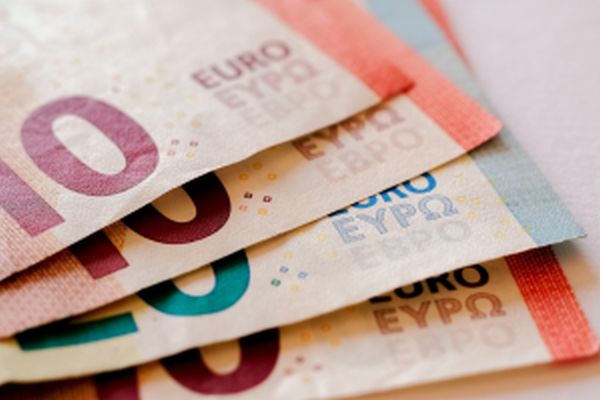 Euro a fost cotat la 4,6327, sub referinţa de ieri