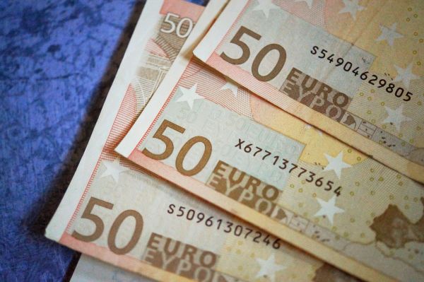 Euro a fost cotat la 4,6332 lei, peste referinţa de ieri