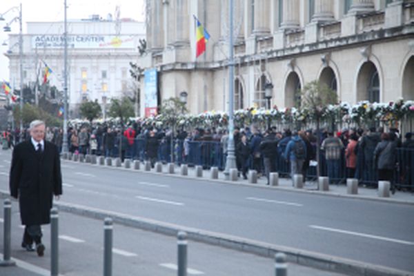 Peste 20.000 de persoane şi-au luat rămas bun la Bucureşti de la Regele Mihai