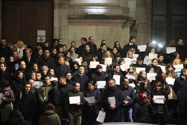 Sute de magistraţi au protestat pe treptele Curţii de Apel Bucureşti