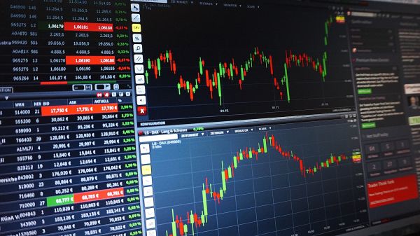 Dow Jones şi S&P 500 au deschis în creştere