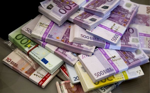 Euro a fost cotat la 4,6363 lei, peste referinţa de ieri