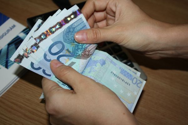 Euro a fost cotat la 4,6256, sub referinţa de vineri