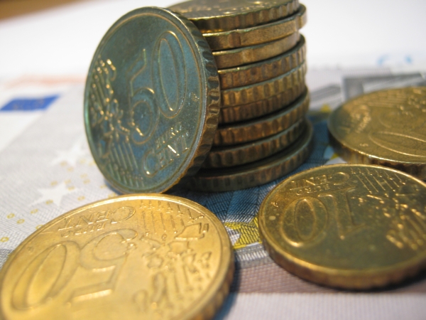 Euro a fost cotat la 4,6614, atingând un record în raport cu moneda naţională