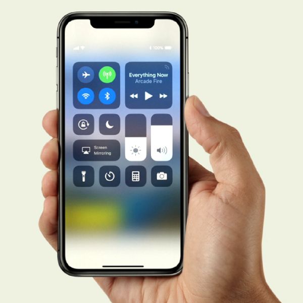 Nikkei: "Apple va reduce la jumătate producţia telefonului iPhone X"