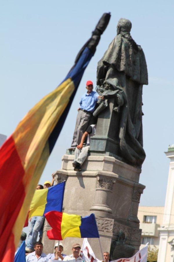 Sindicaliştii din învăţământ ameninţă cu proteste şi grevă generală