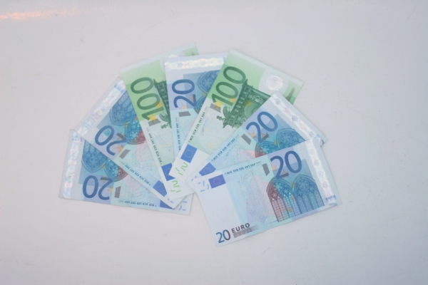 Euro a fost cotat la 4,6347 lei în scădere faţă de şedinţa de vineri