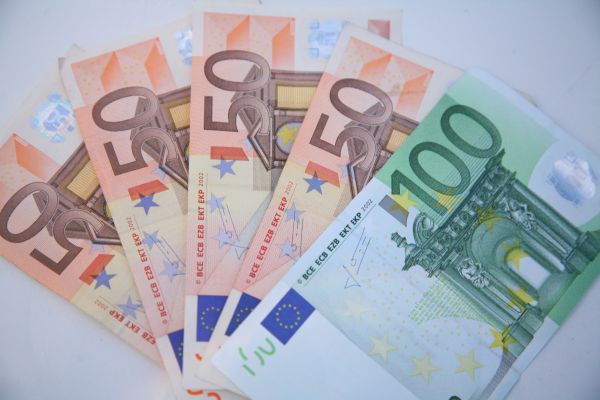 Euro a fost cotat la 4,6423, peste referinţa de vineri