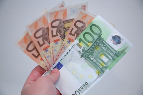 Euro a fost cotat la 4,6533 lei, sub referinţa de ieri