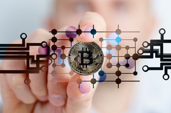 Ingineri arestaţi pentru că minau bitcoin de pe computerele laboratorului