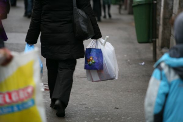 Senatul a adoptat un proiect de lege prin care se interzic pungile din plastic subţire, cu mâner