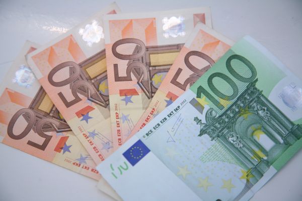 Euro a fost cotat la 4,6564 lei, sub referinţa de ieri