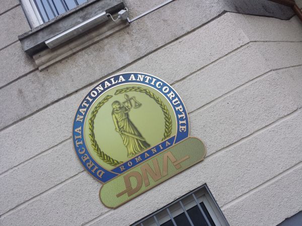 Direcţia Naşională Anticorupţie a trimis în judecată cinci inculpaţi