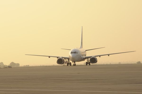 Trafic aerian în condiţii de iarnă; unele aeronave pot avea întârzieri mai mari de 50 de minute