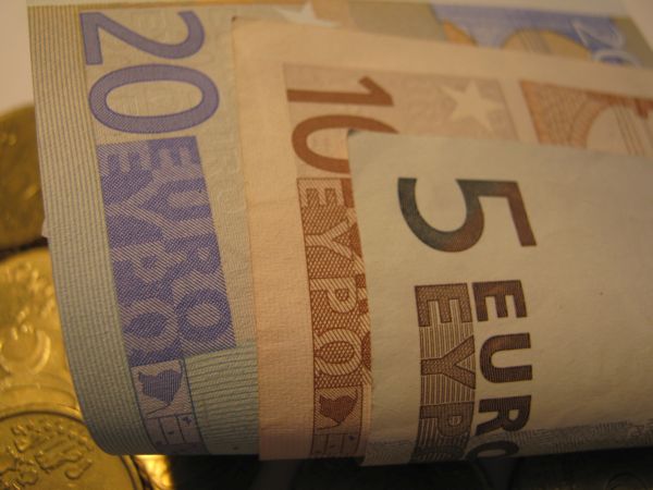 Euro a fost cotat la 4,6655 lei, peste referinţa de ieri