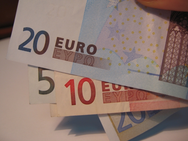 Euro a fost cotat la 4,6594 lei, sub referinţa de vineri