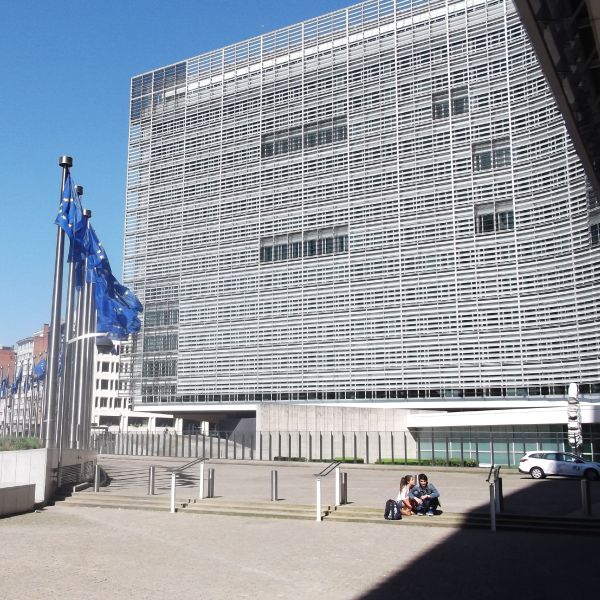 Comisia Europeană propune reducerea comisioanelor pentru plăţile bancare transfrontaliere în euro