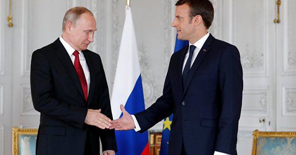 Vladimir Putin şi Emmanuel Macron (Sursa foto: Twitter)