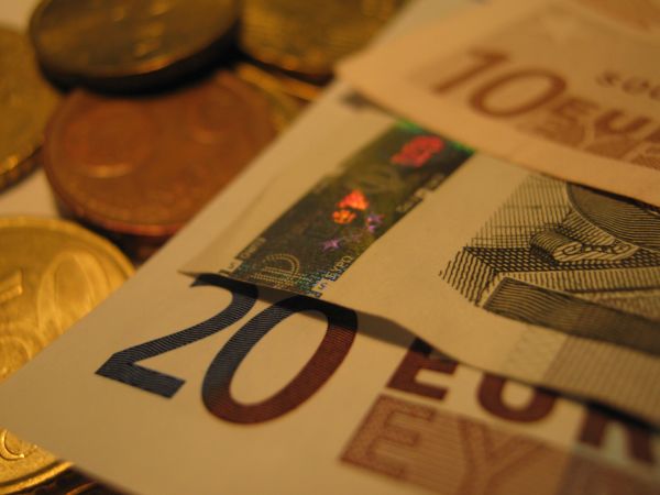 Euro a fost cotat la 4,6617 lei, peste referinţa de ieri