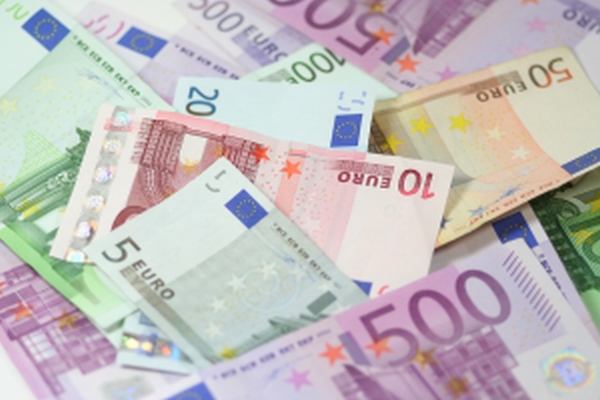 Euro a fost cotat la 4,6569 lei