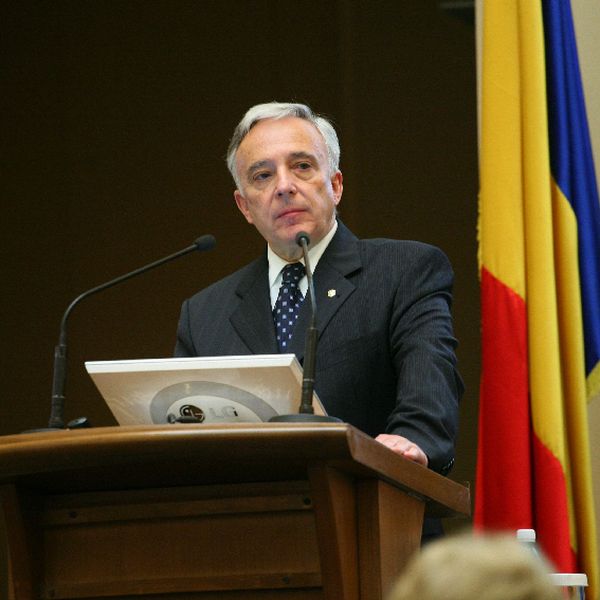 Mugur Isărescu