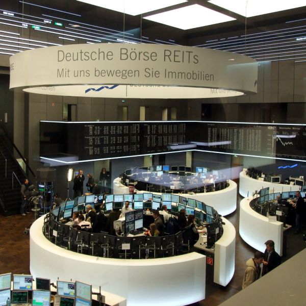 Deutsche Börse taie 50 de posturi de management