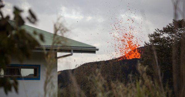 Zeci de case distruse de lava 