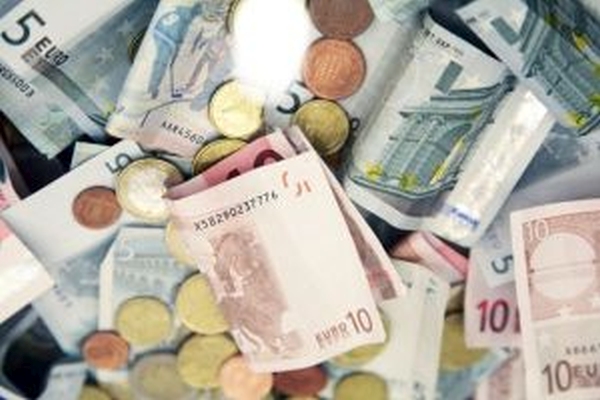 Euro s-a depreciat la 4,6665 lei