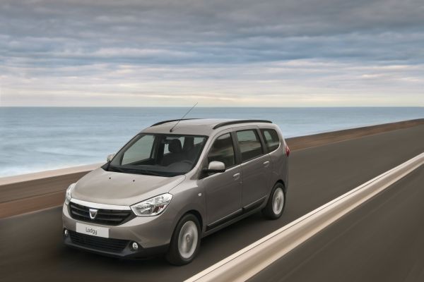 Vânzările Dacia au scăzut cu 30%