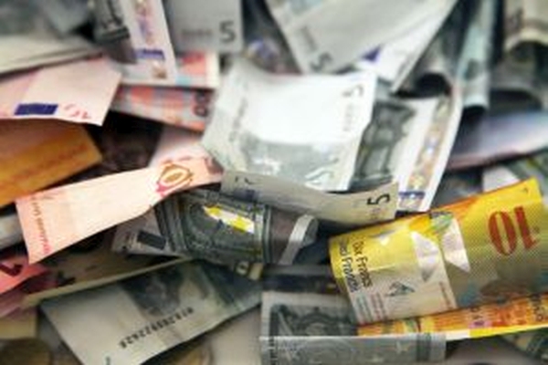 Euro s-a depreciat la 4,6616 lei