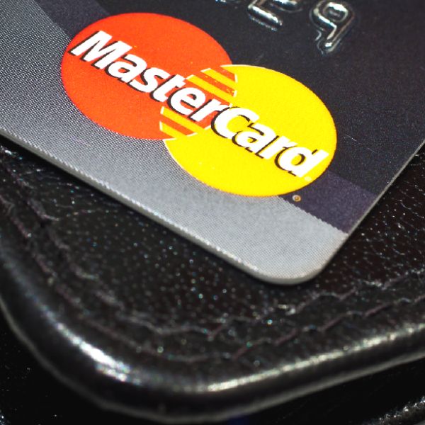 "Mastercard" negociază cu băncile britanice lansarea de carduri de plată biometrice