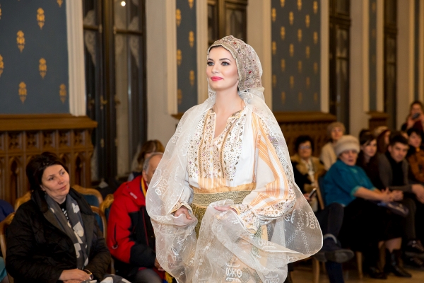 Flori de ie împodobesc podiumul Feeric Fashion Week