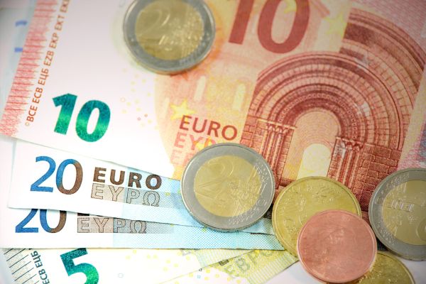 Euro a fost cotat la 4,6607 lei