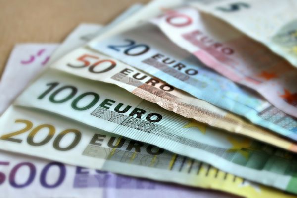 Euro a scăzut la 4,6483 lei