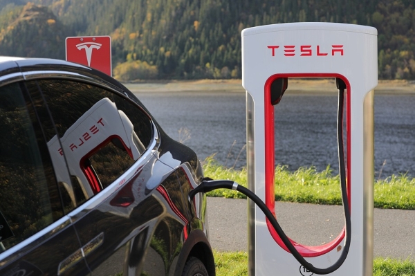 Tesla, pierdere trimestrială de aproximativ 750 milioane de dolari