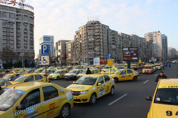 Transportatorii au reluat protestele