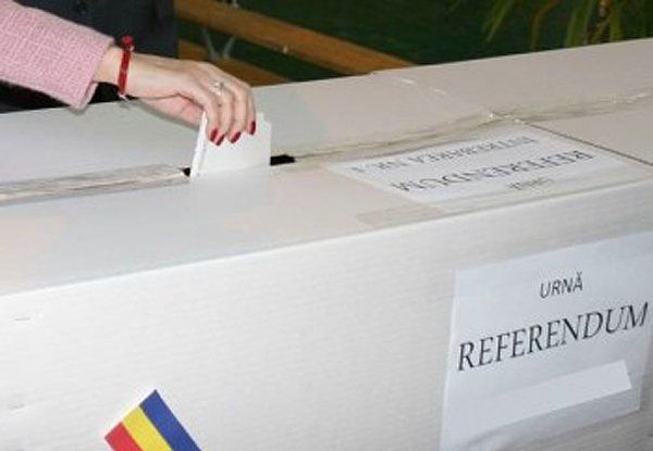 Secţiile de votare pentru referendum s-au deschis