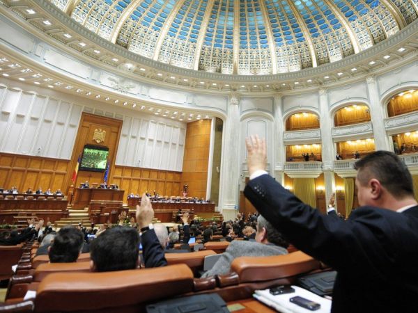 Ordonanţă pe legile jutiţiei: pensionarea anticipată a magistraţilor se amână