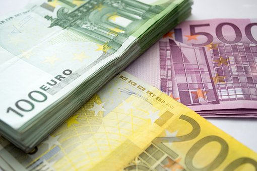 Euro s-a apreciat la 4,6671 lei