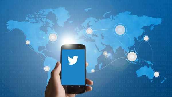 Twitter elimină conturile automate care încurajează absenteismul la alegerile din SUA